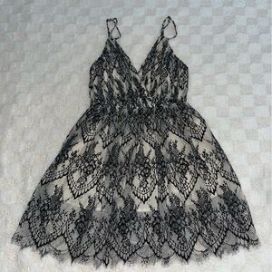 Alice + Olivia Women’s Lace Mesh Lined V-Neck Cocktail Dress • Size 4